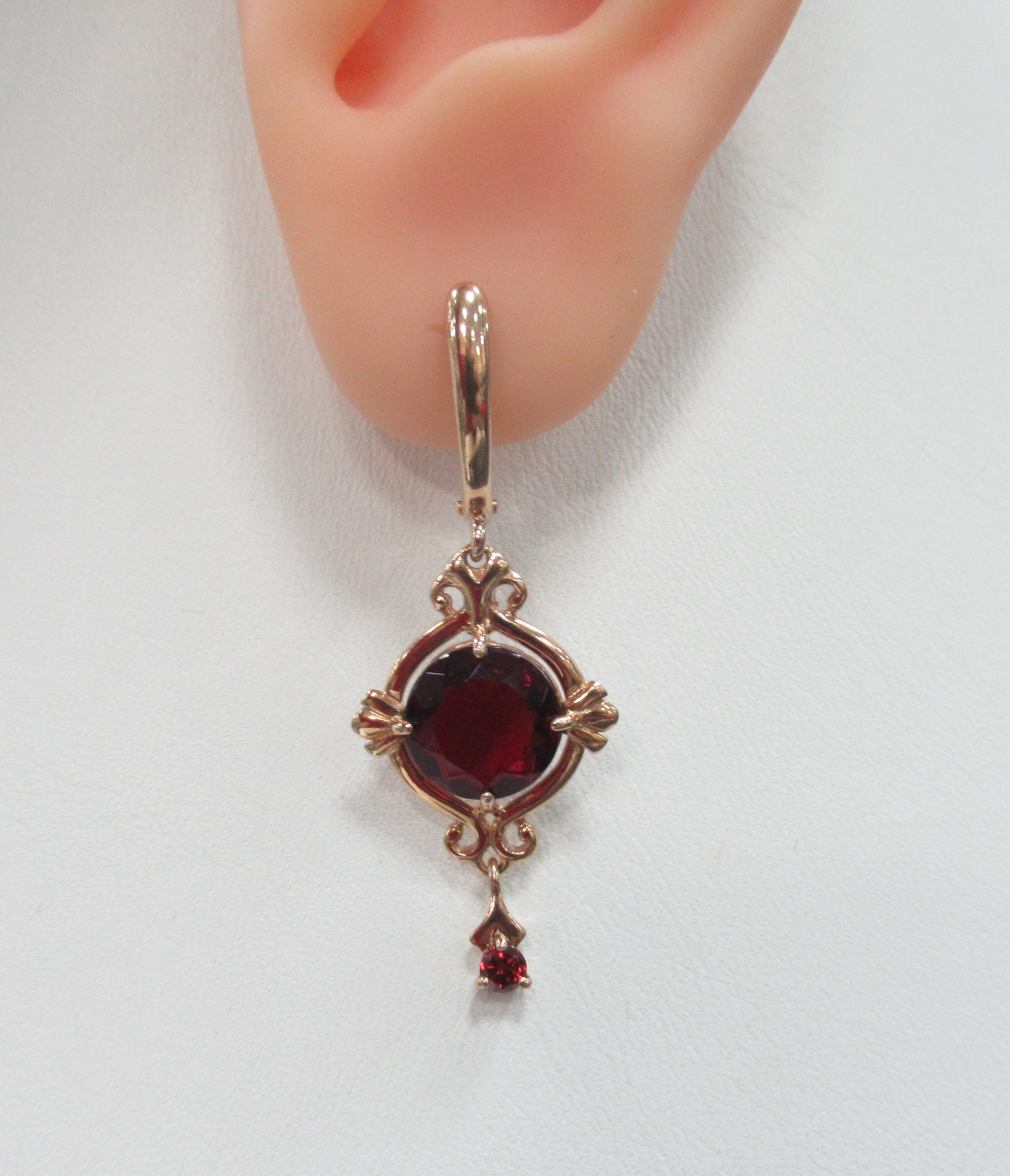 Серебряные серьги 925 пробы; вставки 2 Пл. Кварц цв.гранат; 2 Куб. Цирконий красн.;